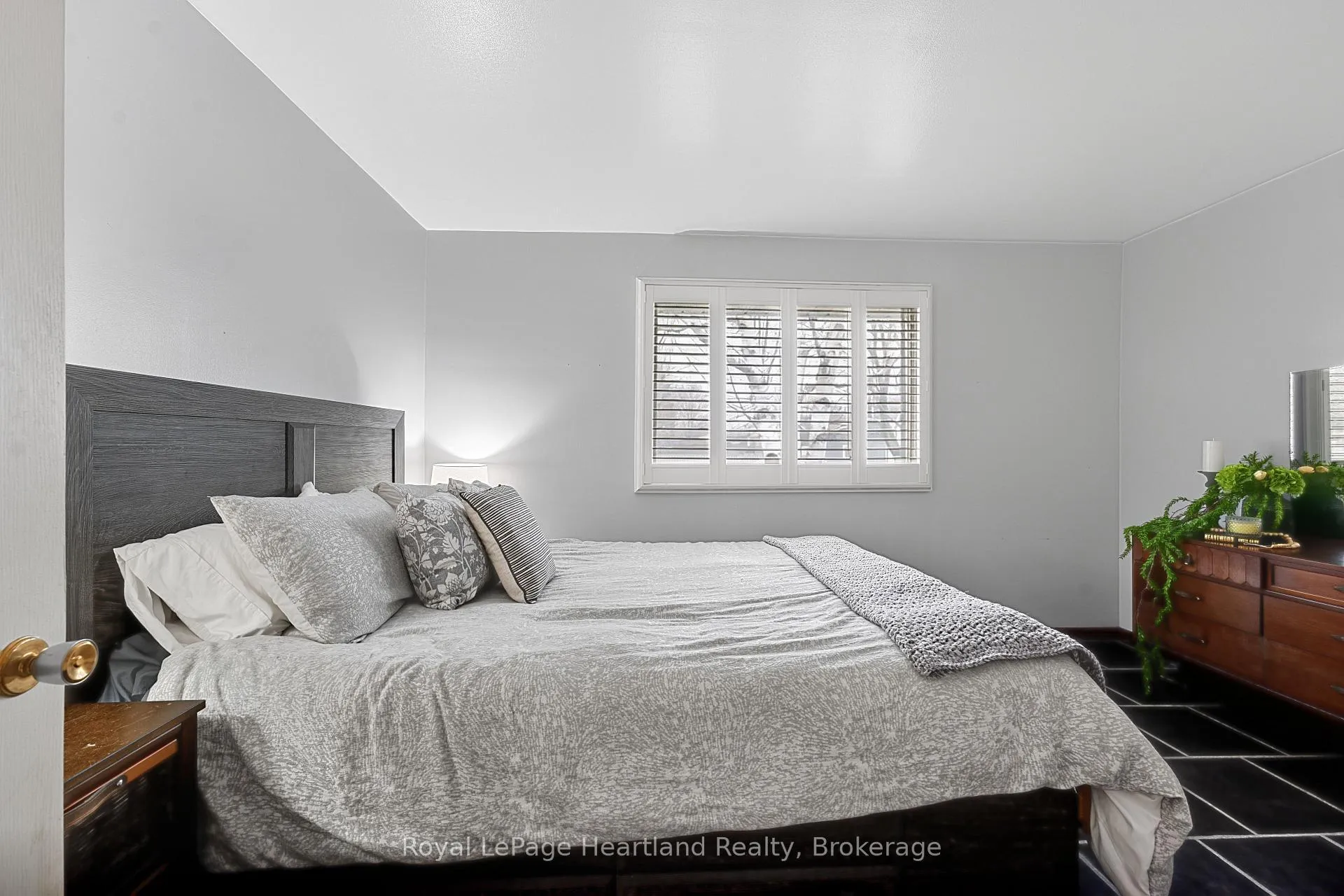 Photo 17 of 137 Oxford Street, Goderich, Goderich (Town) — HOMEH