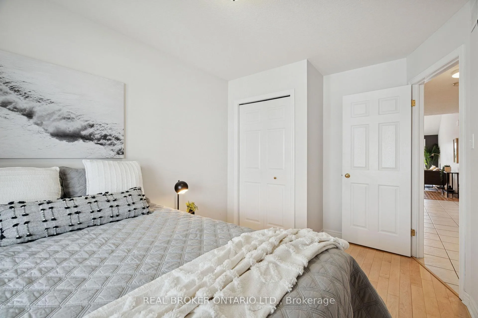 Photo 8 of 75 Doctor Moore Court, Halton Hills, Acton — HOMEH