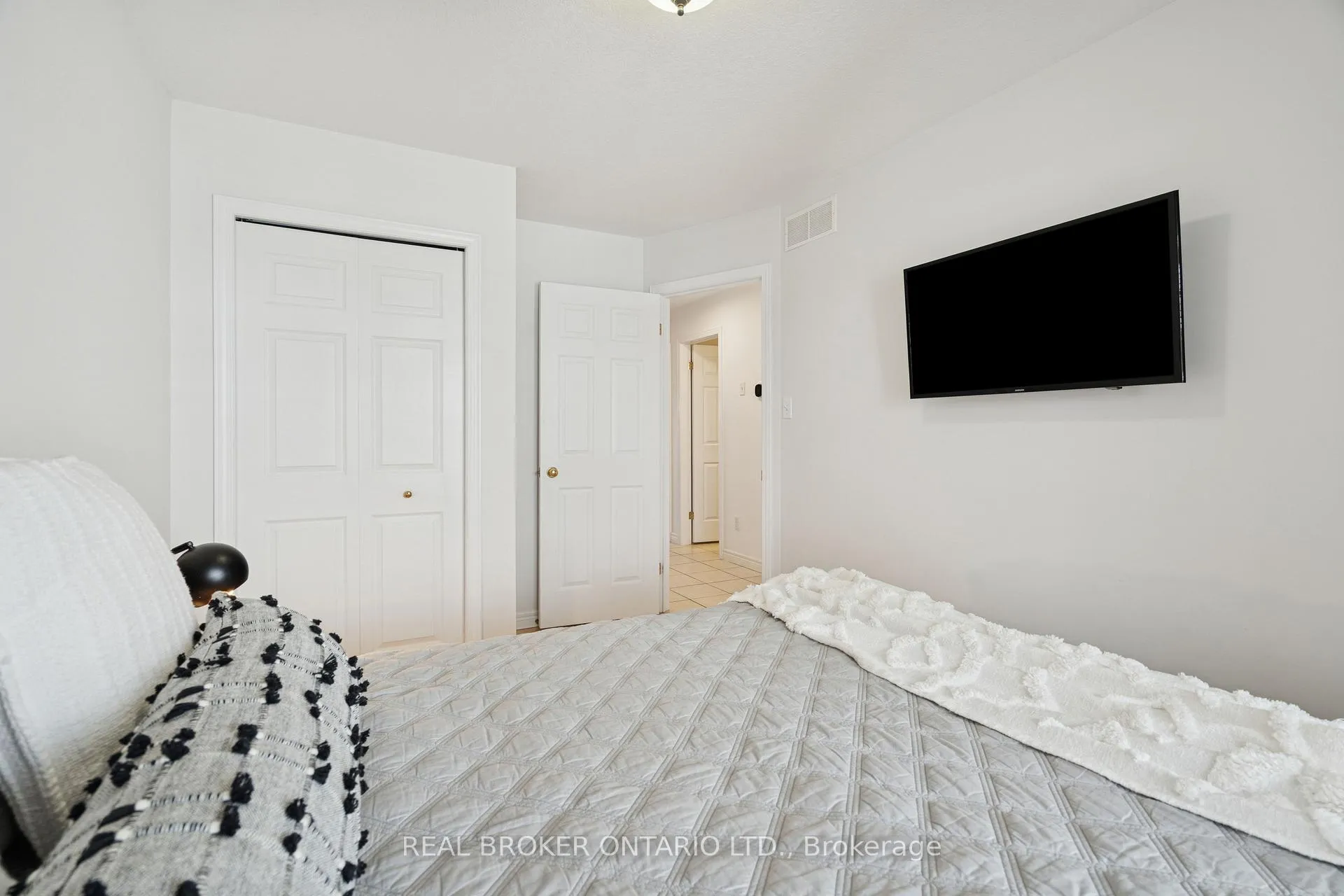 Photo 9 of 75 Doctor Moore Court, Halton Hills, Acton — HOMEH