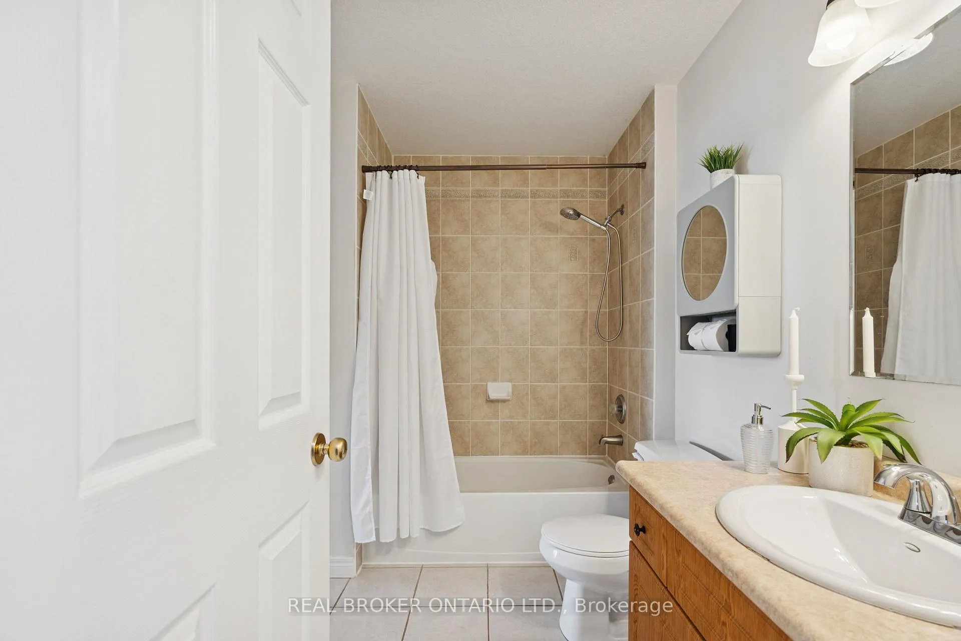Photo 10 of 75 Doctor Moore Court, Halton Hills, Acton — HOMEH