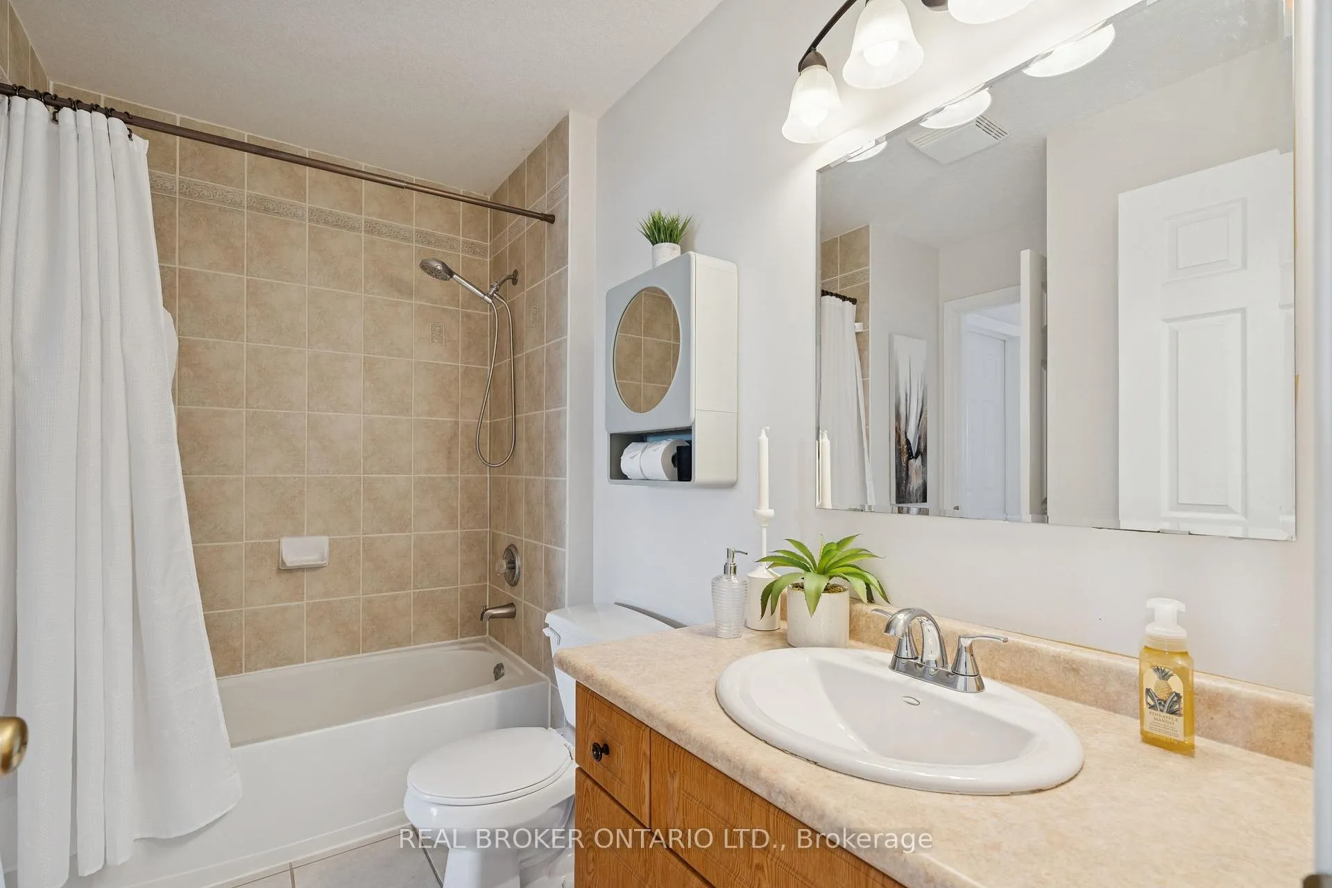 Photo 11 of 75 Doctor Moore Court, Halton Hills, Acton — HOMEH