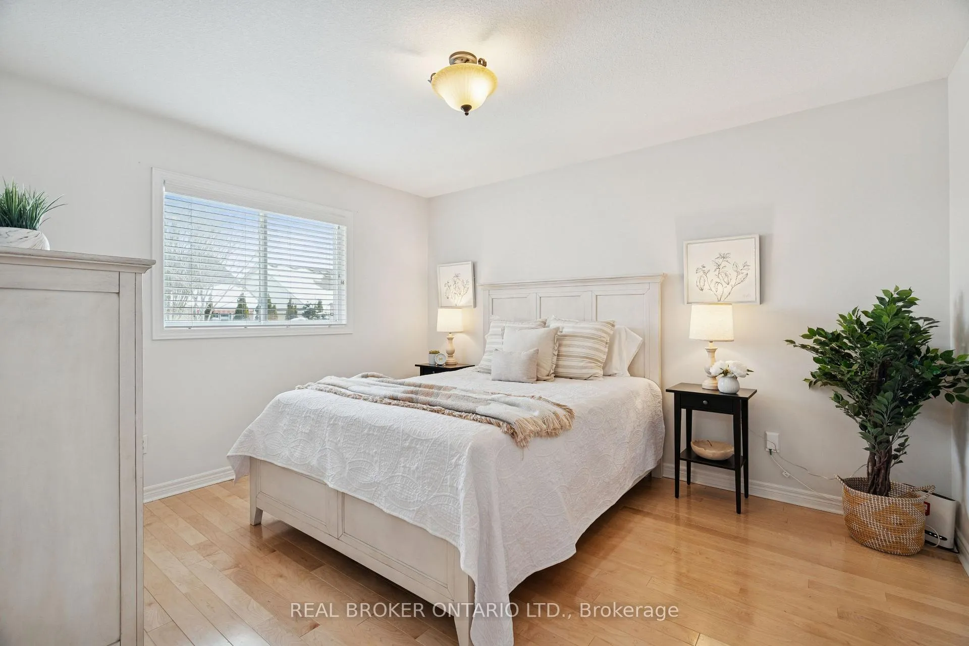 Photo 13 of 75 Doctor Moore Court, Halton Hills, Acton — HOMEH