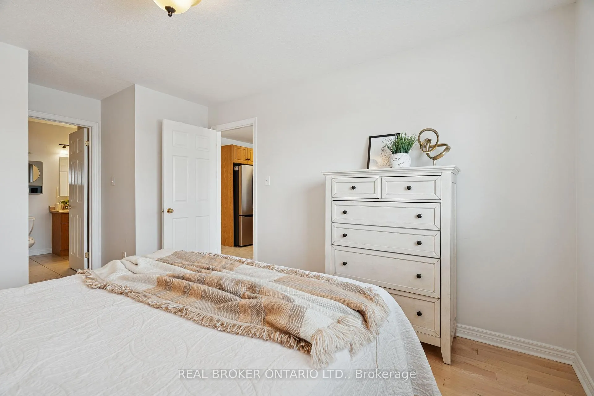 Photo 14 of 75 Doctor Moore Court, Halton Hills, Acton — HOMEH