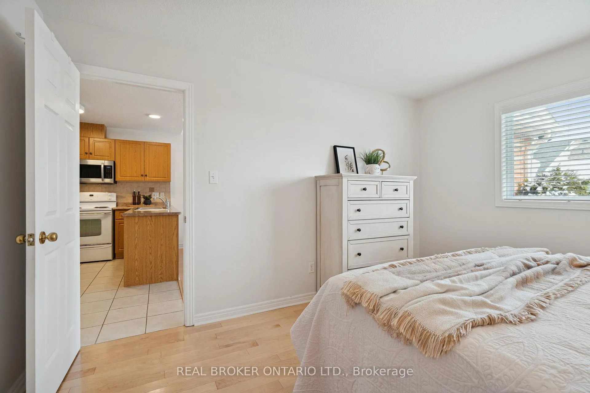 Photo 15 of 75 Doctor Moore Court, Halton Hills, Acton — HOMEH
