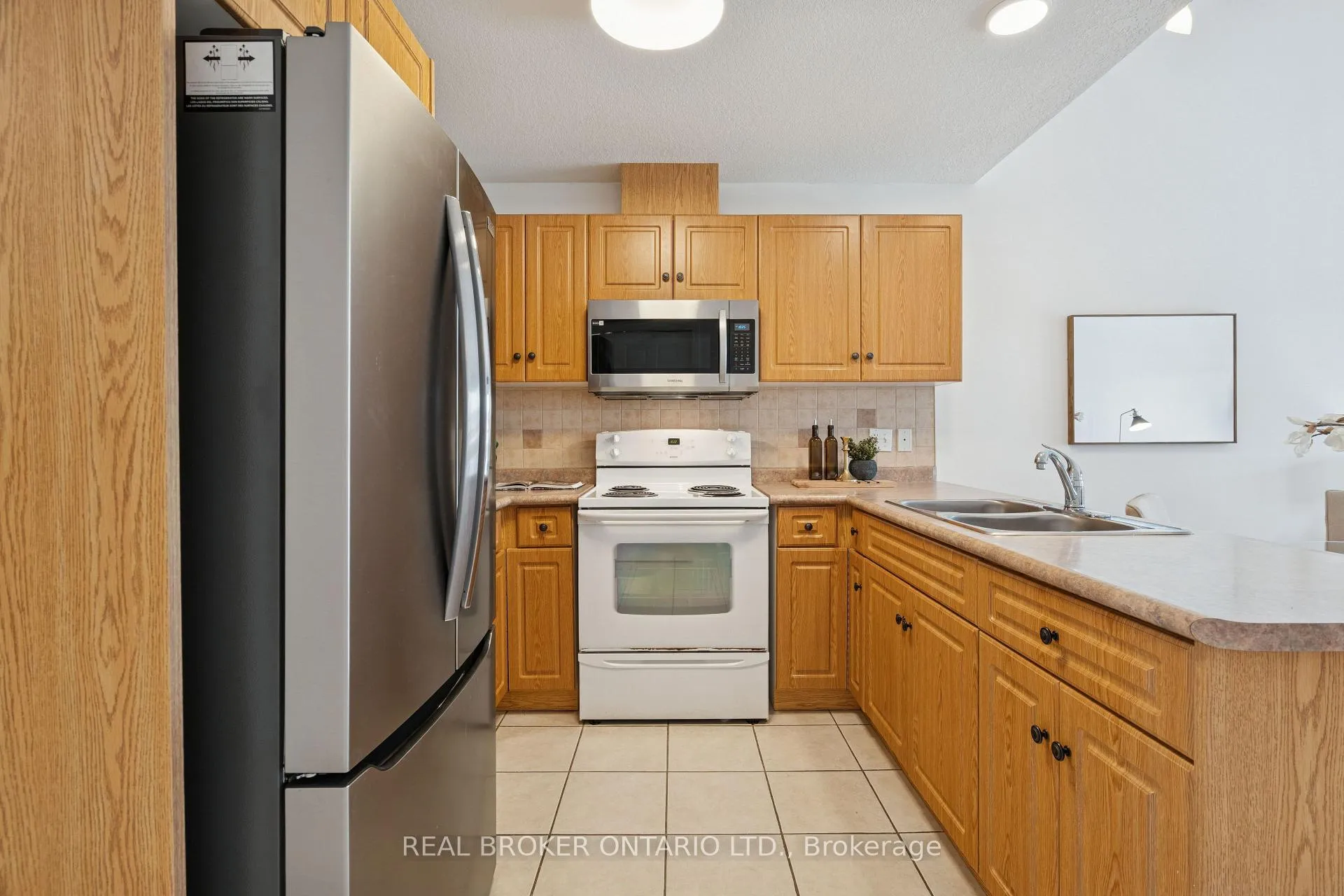 Photo 16 of 75 Doctor Moore Court, Halton Hills, Acton — HOMEH