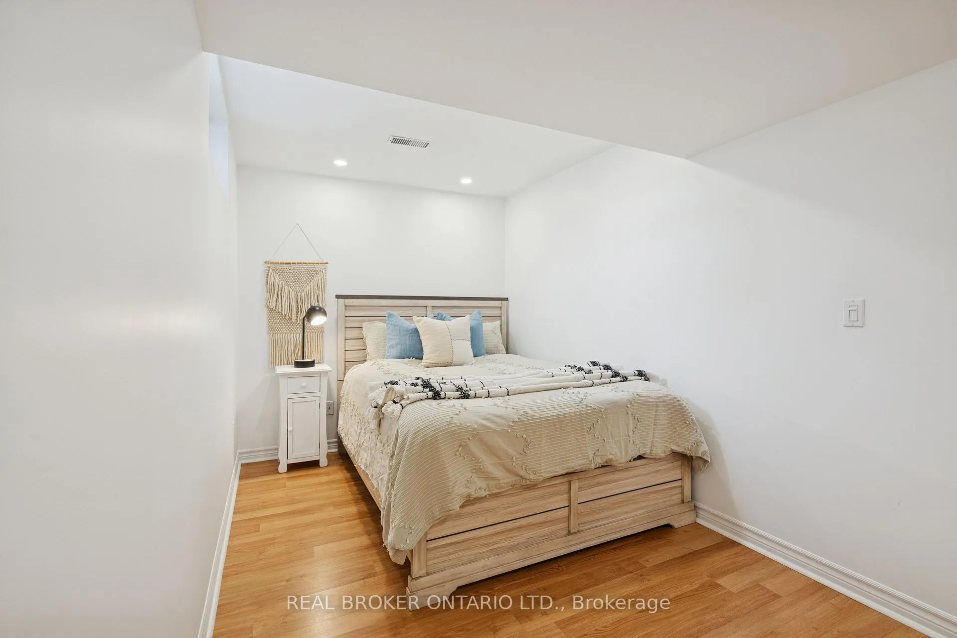 Photo 39 of 75 Doctor Moore Court, Halton Hills, Acton — HOMEH