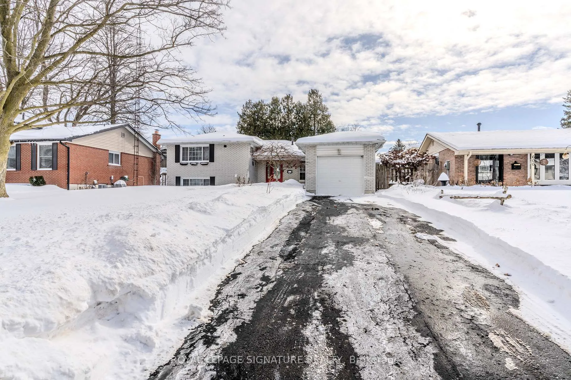 Photo 3 of 596 Arnhem Drive, Oshawa, O'Neill — HOMEH