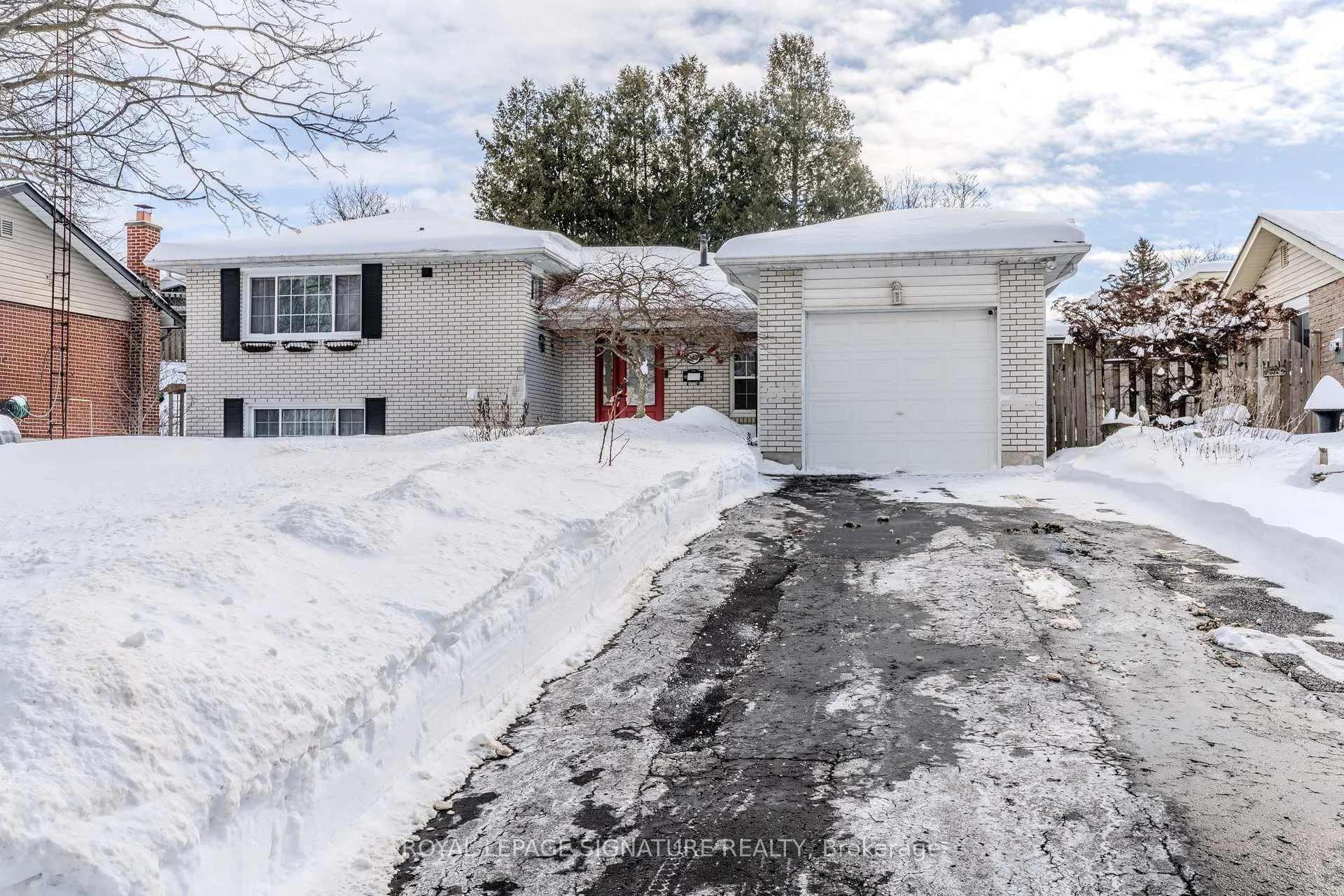 Photo 4 of 596 Arnhem Drive, Oshawa, O'Neill — HOMEH