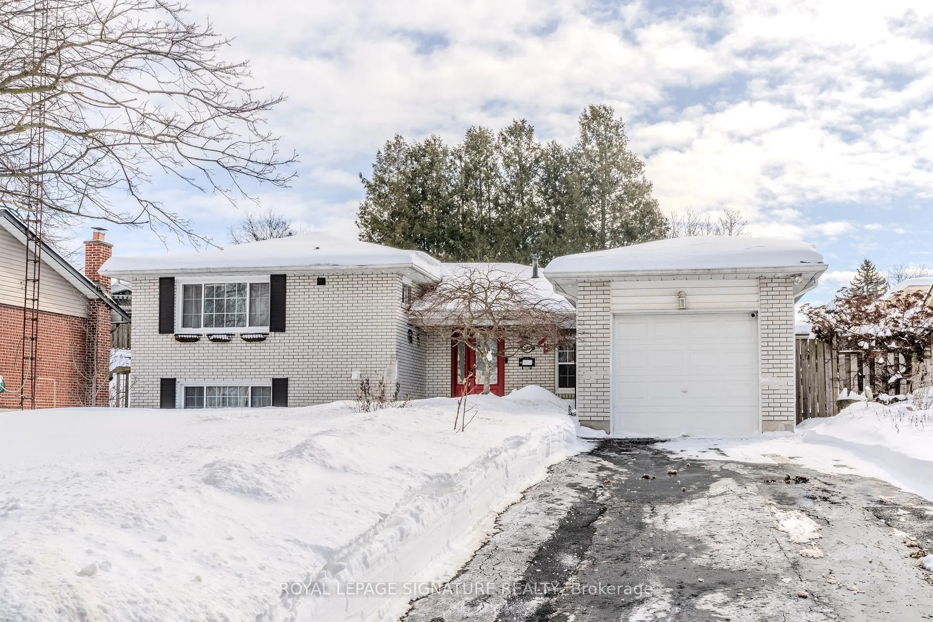 Photo 5 of 596 Arnhem Drive, Oshawa, O'Neill — HOMEH