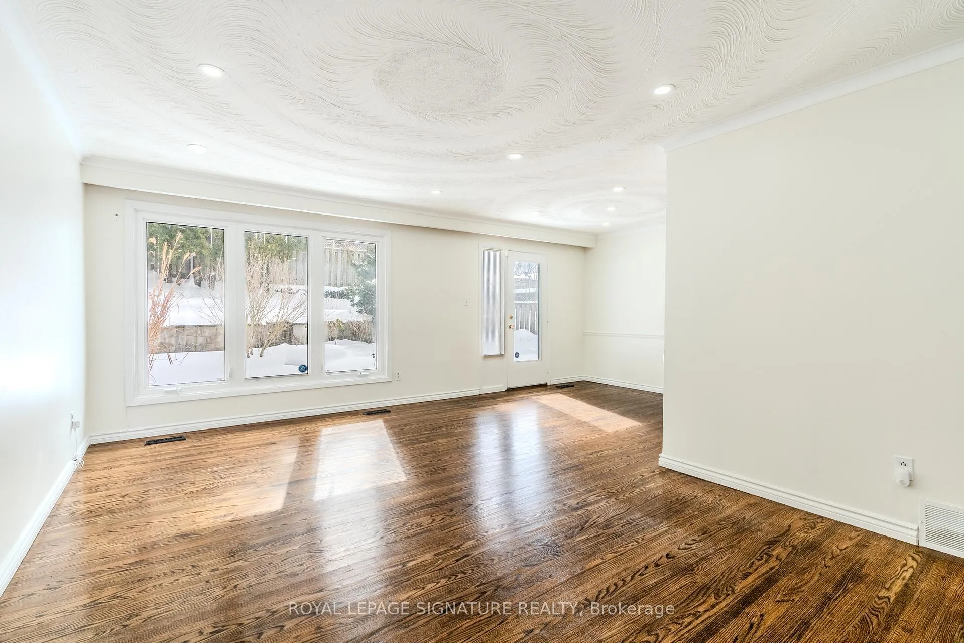 Photo 13 of 596 Arnhem Drive, Oshawa, O'Neill — HOMEH