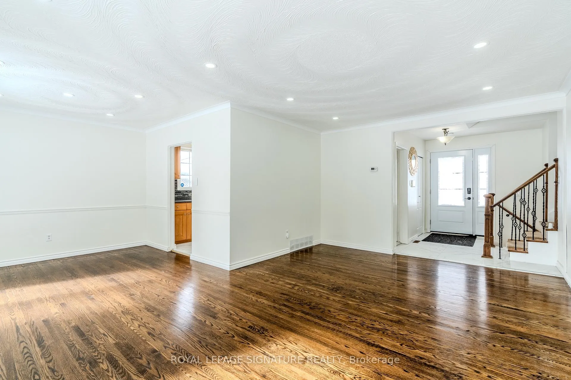 Photo 14 of 596 Arnhem Drive, Oshawa, O'Neill — HOMEH
