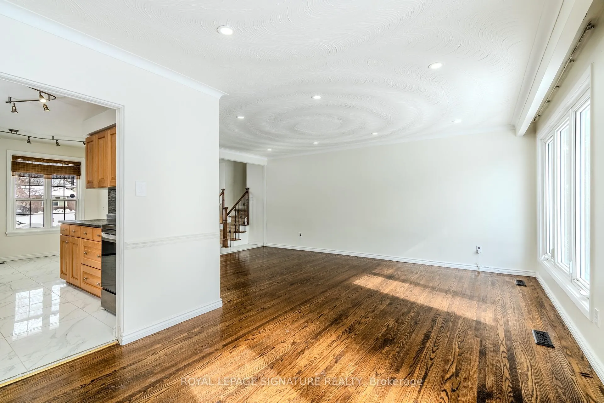 Photo 15 of 596 Arnhem Drive, Oshawa, O'Neill — HOMEH