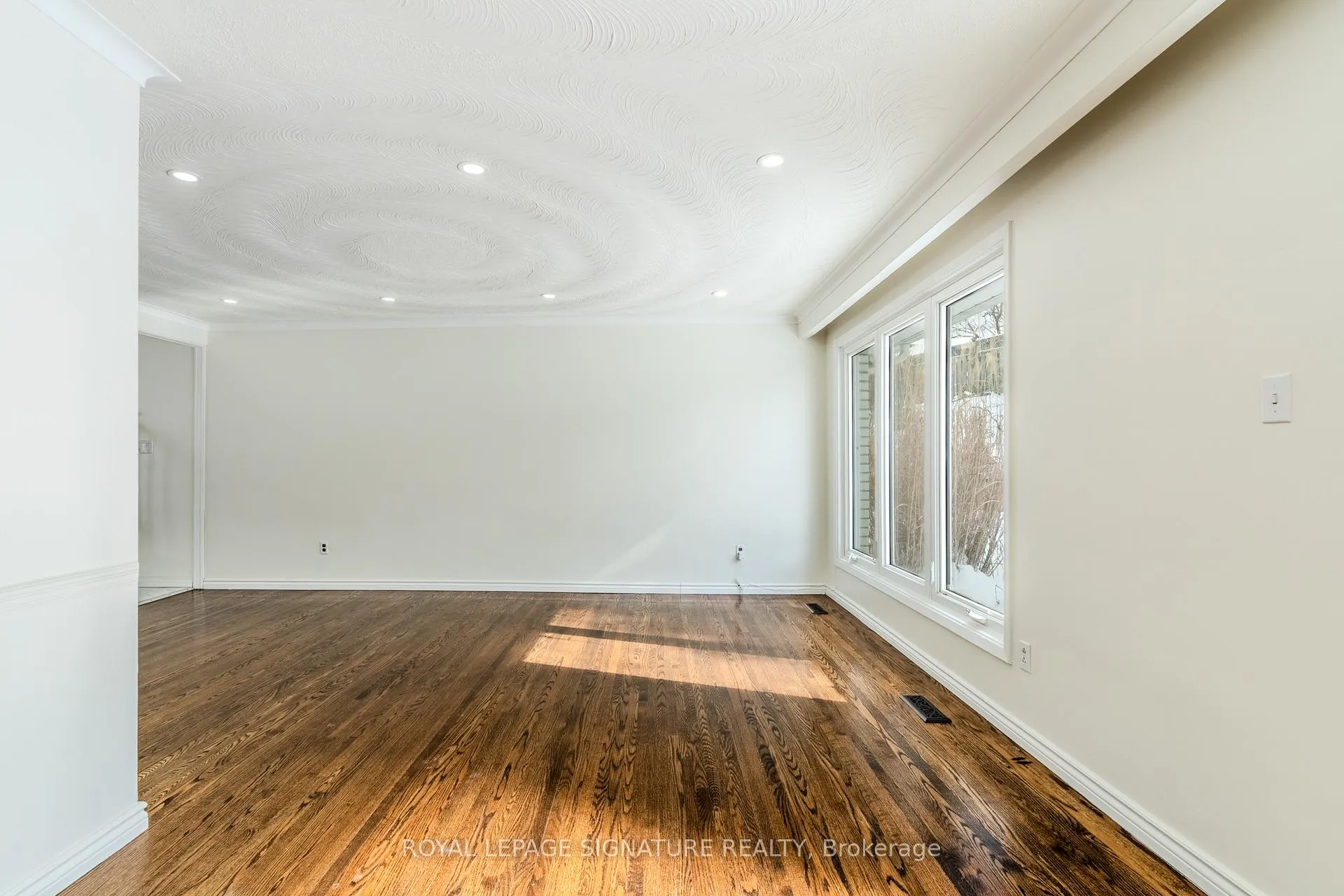 Photo 16 of 596 Arnhem Drive, Oshawa, O'Neill — HOMEH