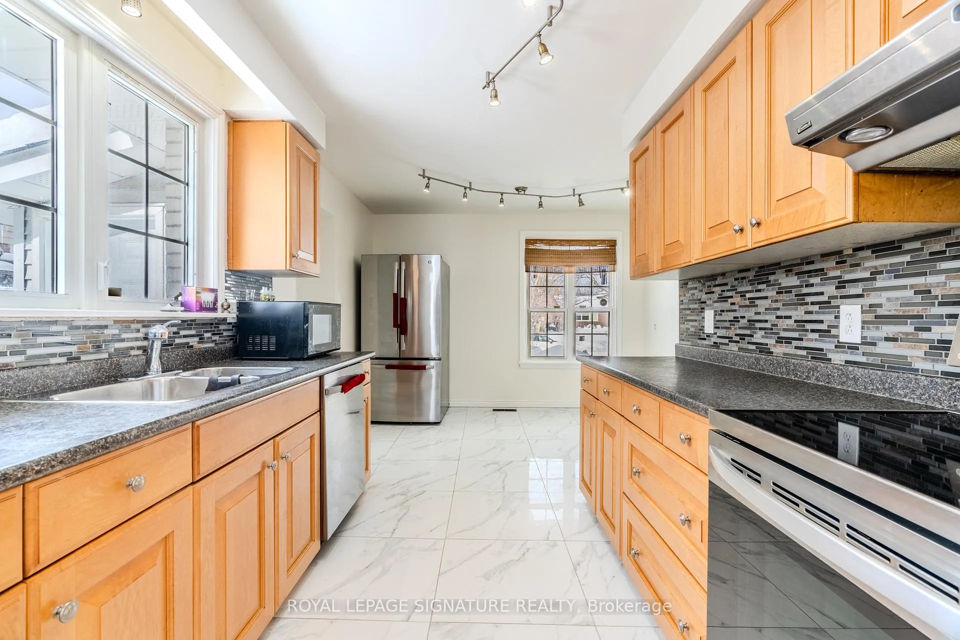 Photo 17 of 596 Arnhem Drive, Oshawa, O'Neill — HOMEH