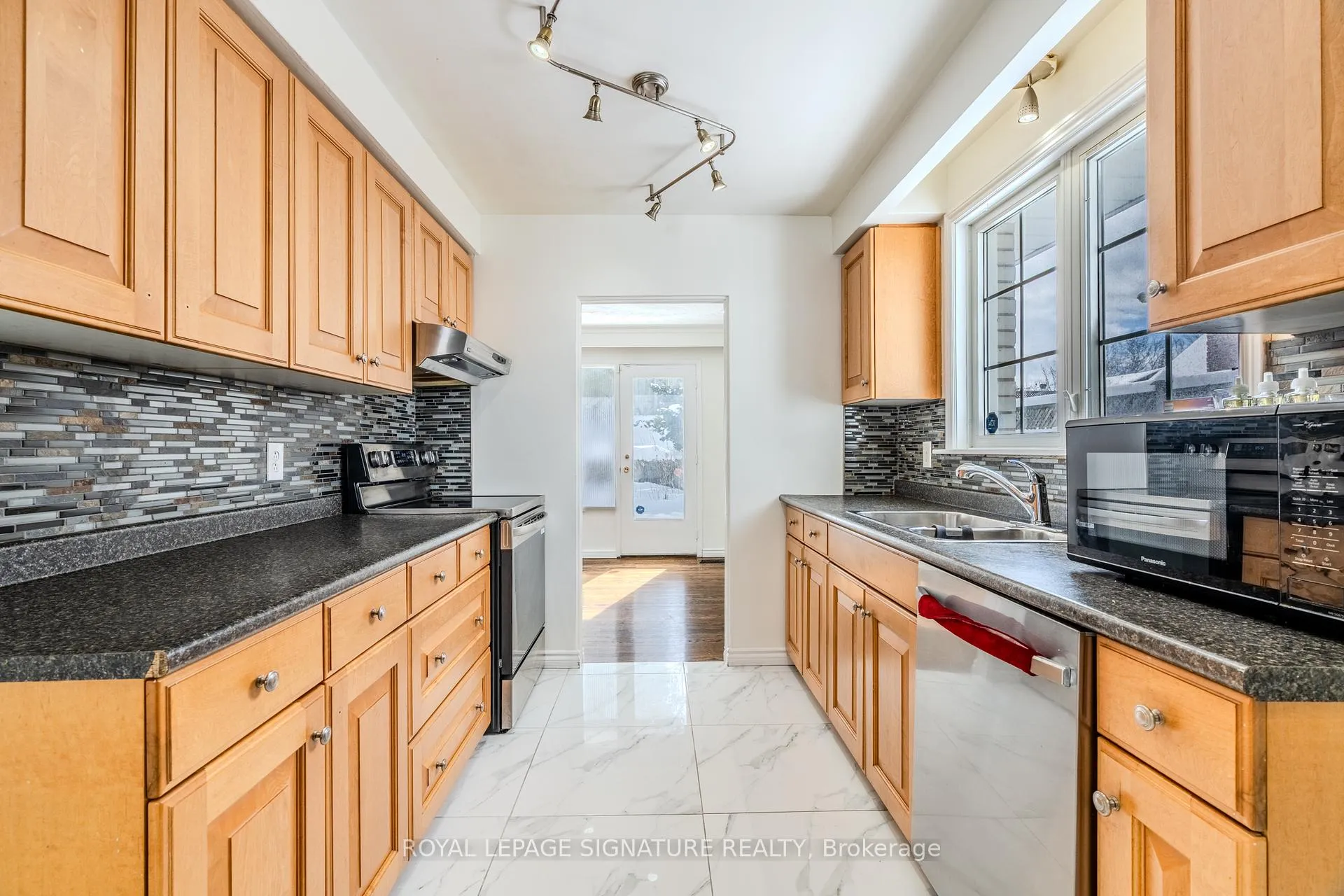 Photo 18 of 596 Arnhem Drive, Oshawa, O'Neill — HOMEH