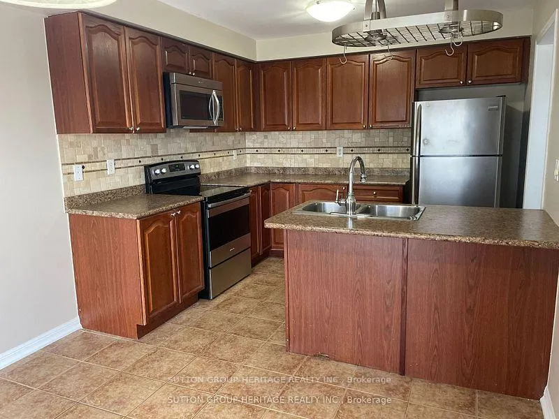 Photo 2 of 39 Crockett Place, Clarington, Bowmanville — HOMEH