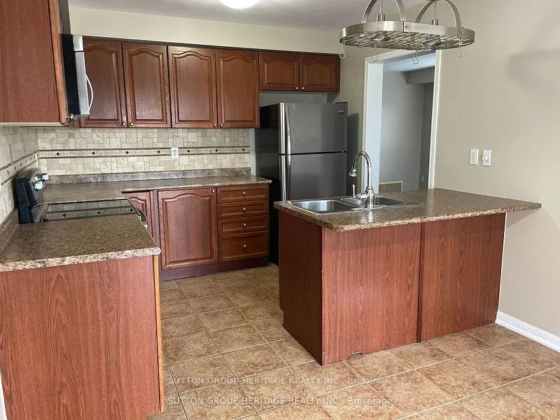 Photo 3 of 39 Crockett Place, Clarington, Bowmanville — HOMEH