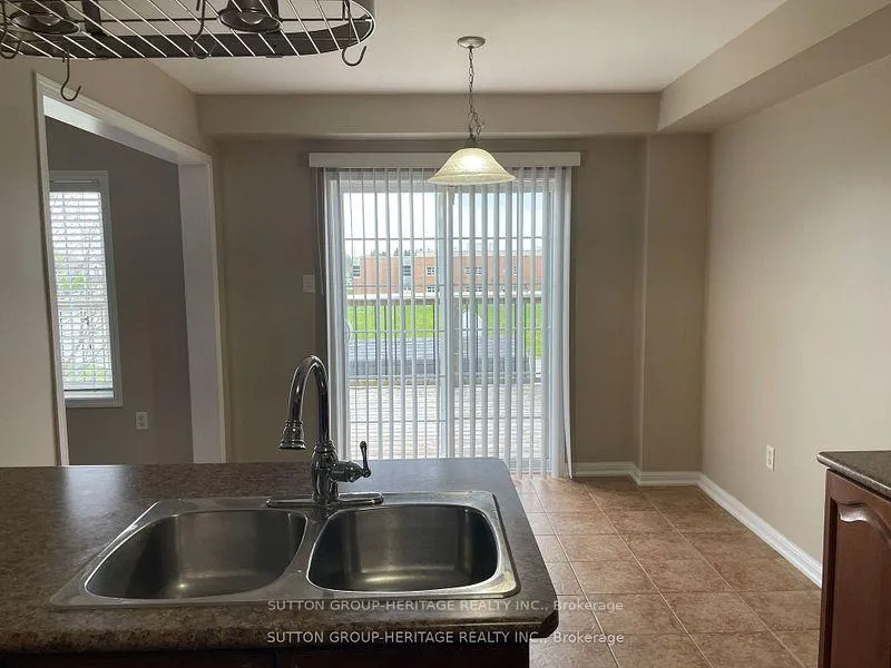 Photo 5 of 39 Crockett Place, Clarington, Bowmanville — HOMEH