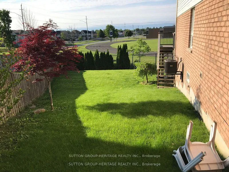 Photo 10 of 39 Crockett Place, Clarington, Bowmanville — HOMEH