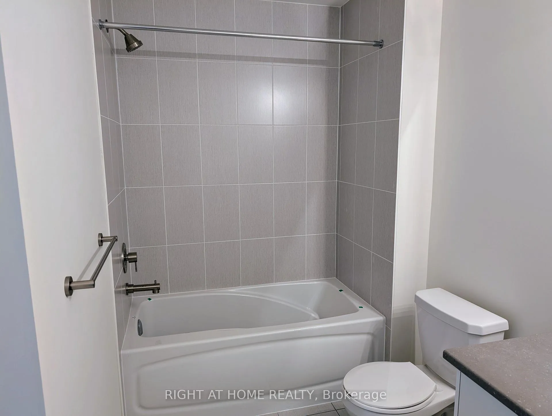 Photo 14 of 101 North Garden Boulevard N, Scugog, Port Perry — HOMEH
