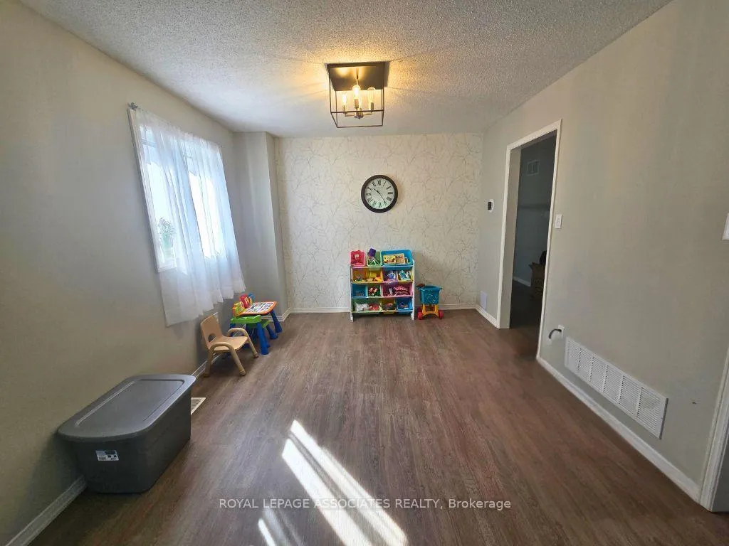 Photo 4 of 1005 Maury Crescent, Pickering, Liverpool — HOMEH