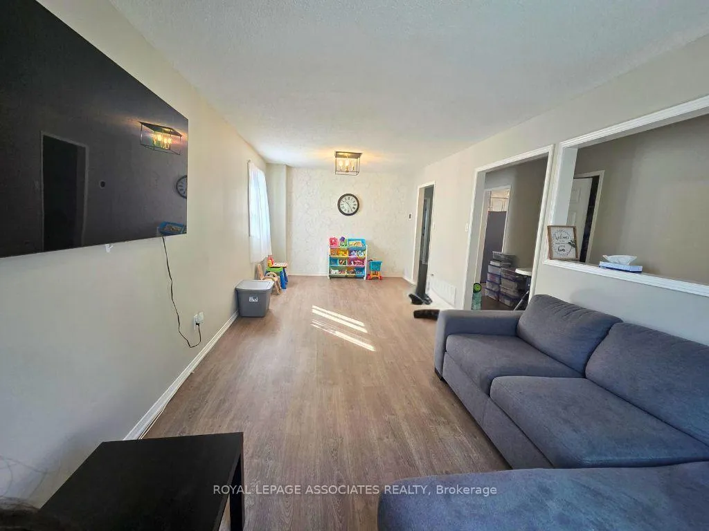 Photo 5 of 1005 Maury Crescent, Pickering, Liverpool — HOMEH