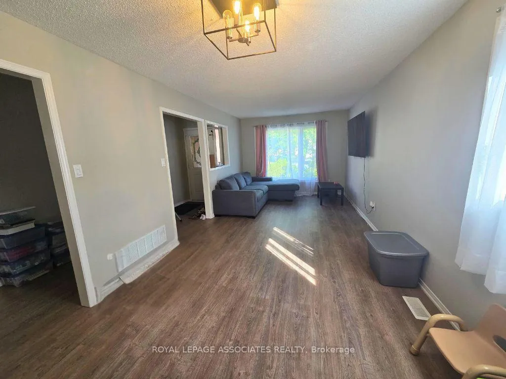 Photo 6 of 1005 Maury Crescent, Pickering, Liverpool — HOMEH