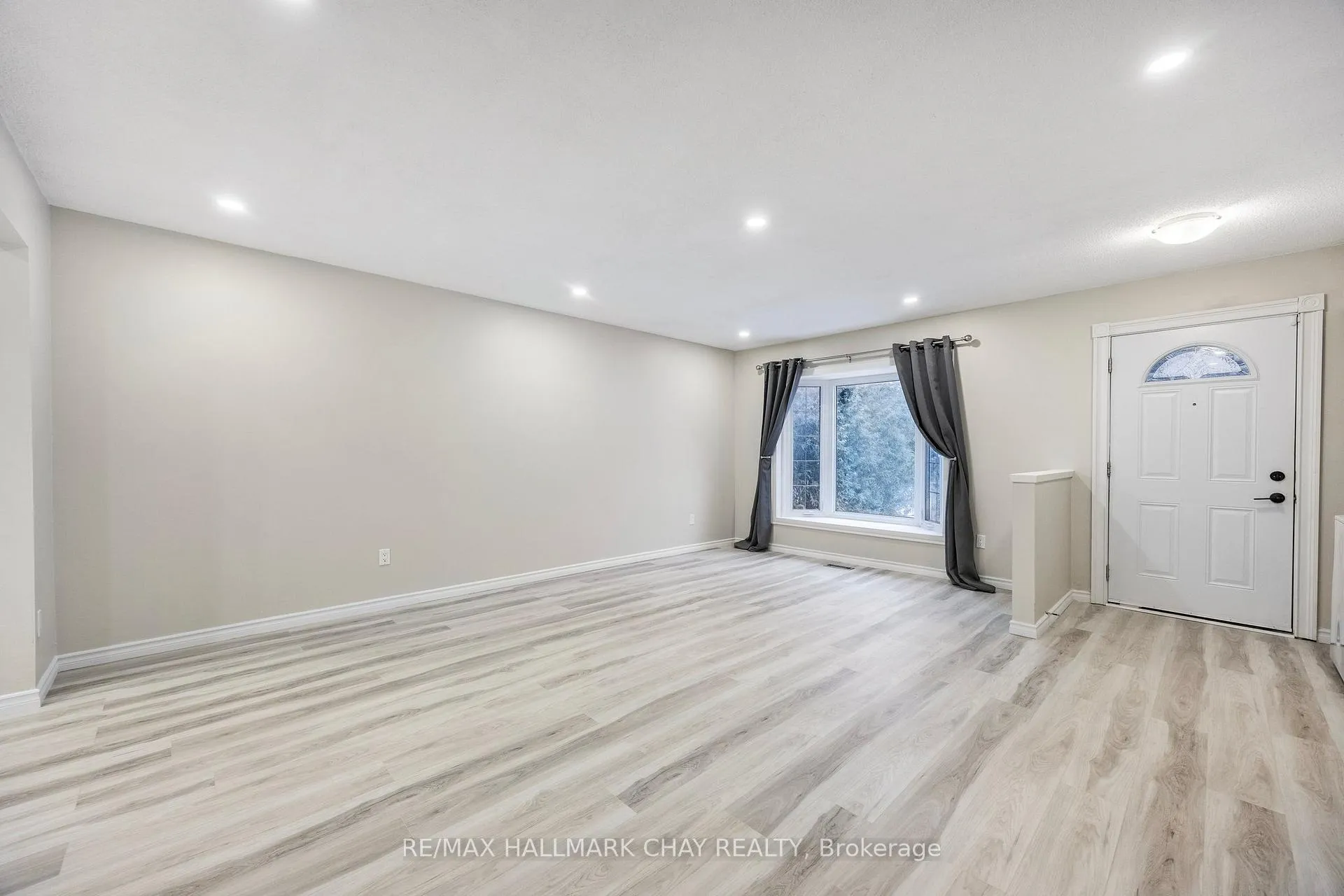 Photo 4 of Unit Upper, 69 Frost Trail, Barrie, Letitia Heights — HOMEH