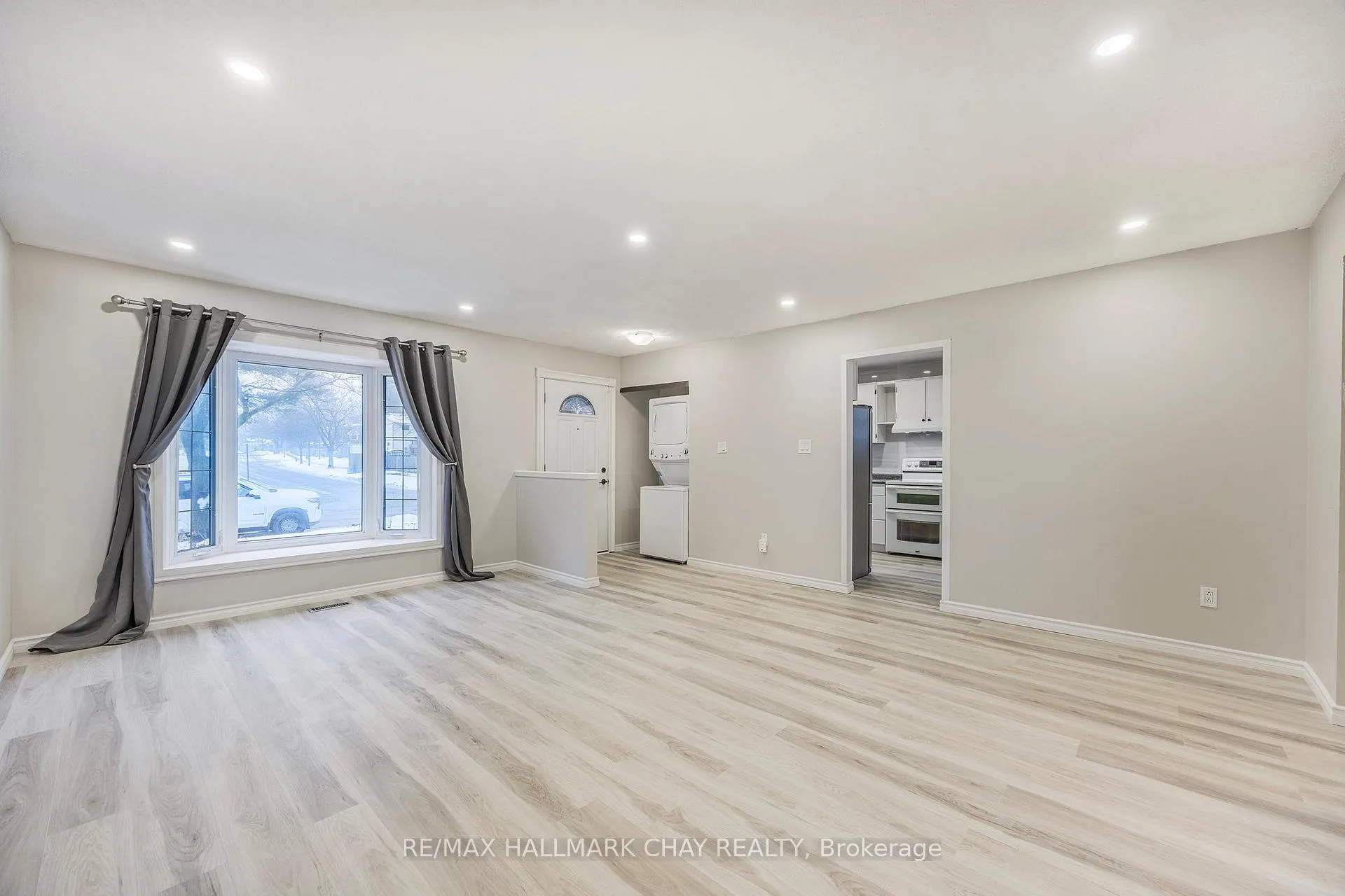 Photo 5 of Unit Upper, 69 Frost Trail, Barrie, Letitia Heights — HOMEH