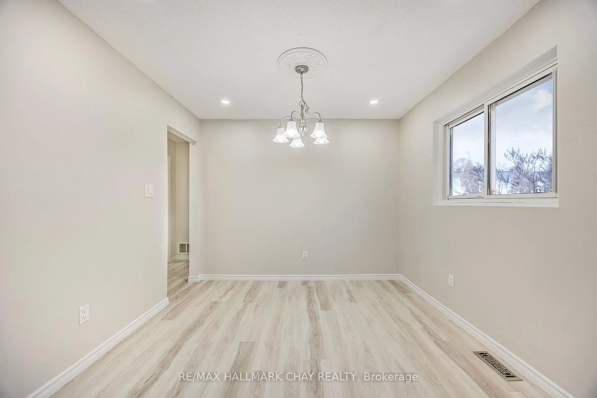 Photo 7 of Unit Upper, 69 Frost Trail, Barrie, Letitia Heights — HOMEH