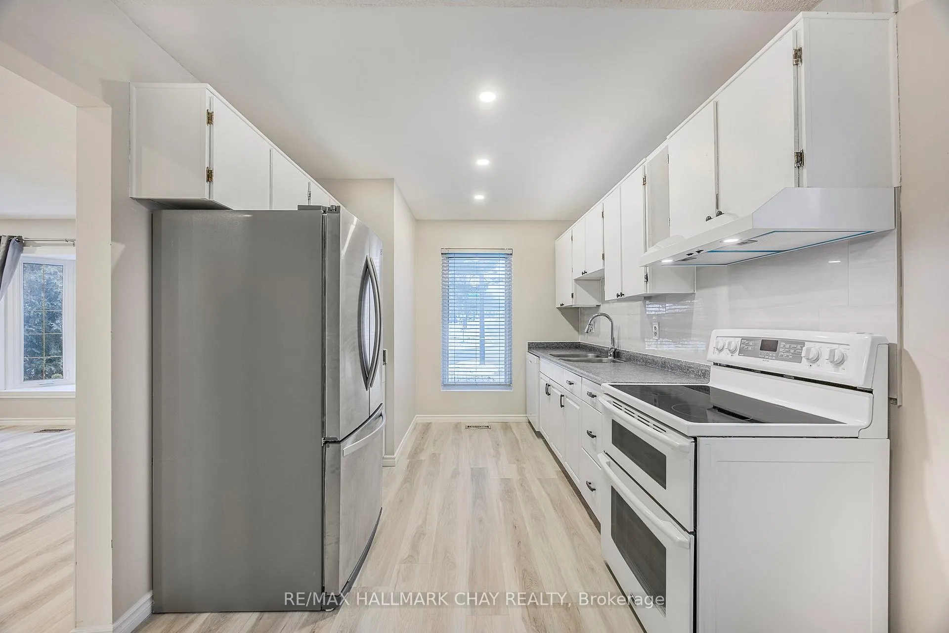 Photo 9 of Unit Upper, 69 Frost Trail, Barrie, Letitia Heights — HOMEH