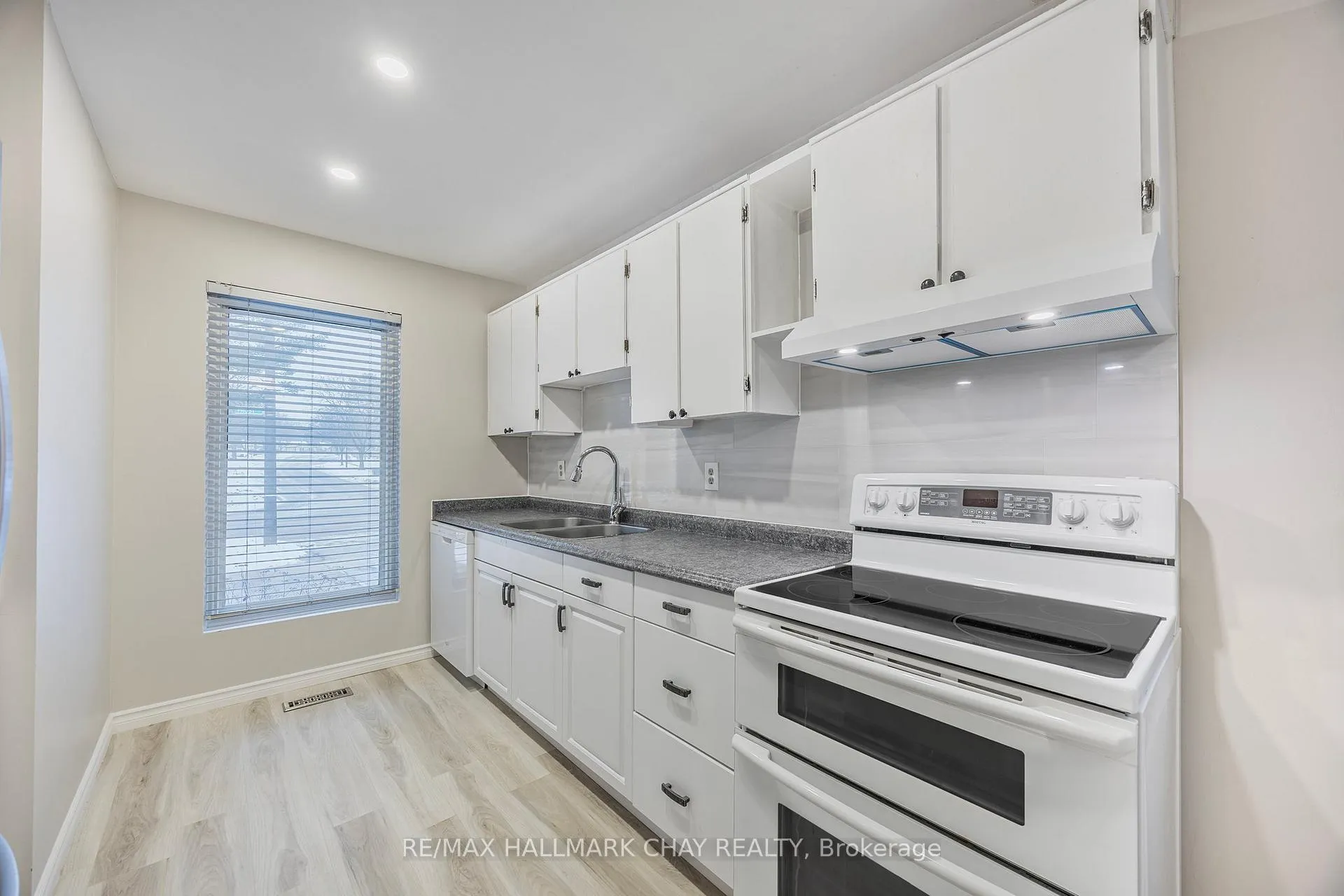 Photo 10 of Unit Upper, 69 Frost Trail, Barrie, Letitia Heights — HOMEH