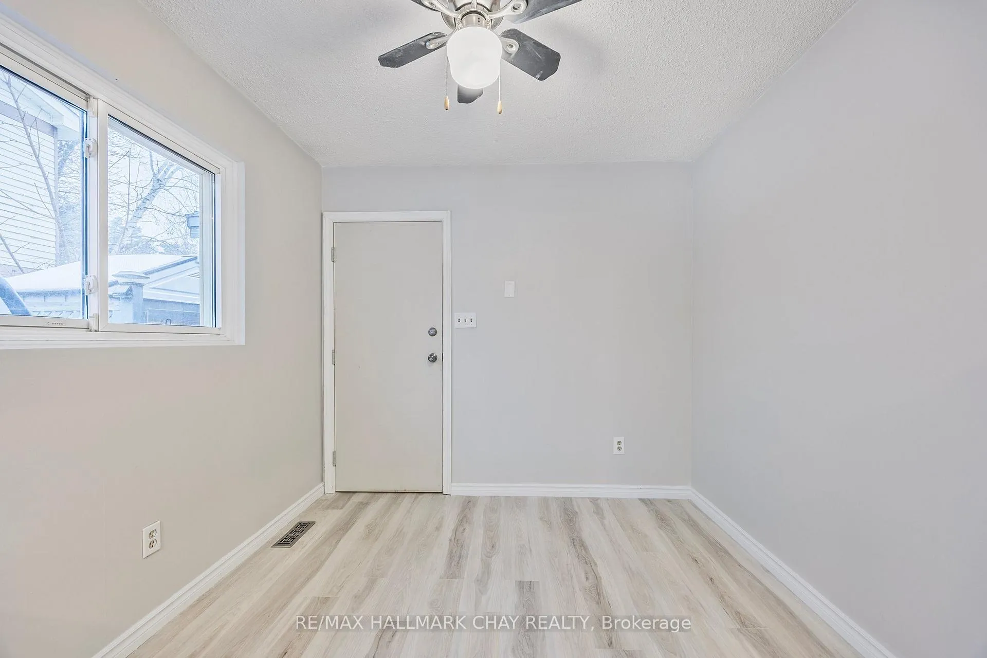 Photo 12 of Unit Upper, 69 Frost Trail, Barrie, Letitia Heights — HOMEH