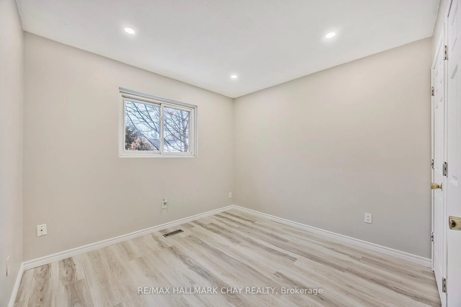 Photo 13 of Unit Upper, 69 Frost Trail, Barrie, Letitia Heights — HOMEH