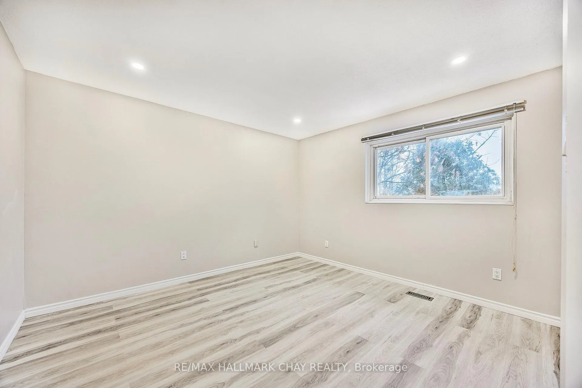 Photo 15 of Unit Upper, 69 Frost Trail, Barrie, Letitia Heights — HOMEH