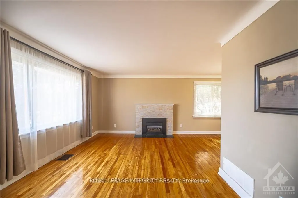 Photo 2 of 147 Oakridge Boulevard, Ottawa, Meadowlands/Crestview — HOMEH