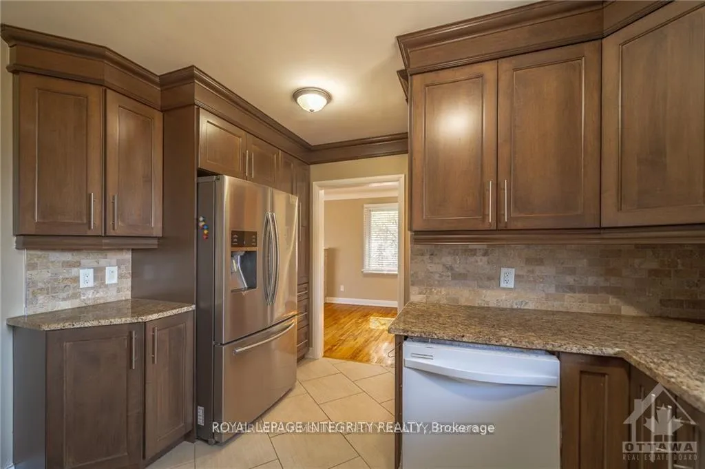 Photo 5 of 147 Oakridge Boulevard, Ottawa, Meadowlands/Crestview — HOMEH