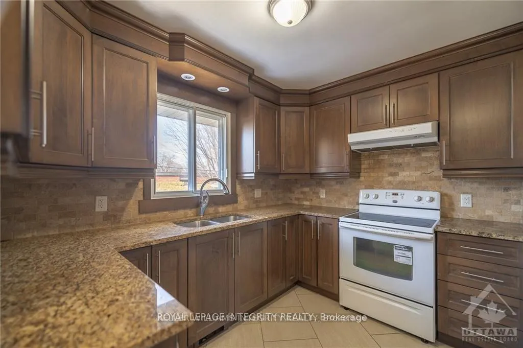 Photo 6 of 147 Oakridge Boulevard, Ottawa, Meadowlands/Crestview — HOMEH