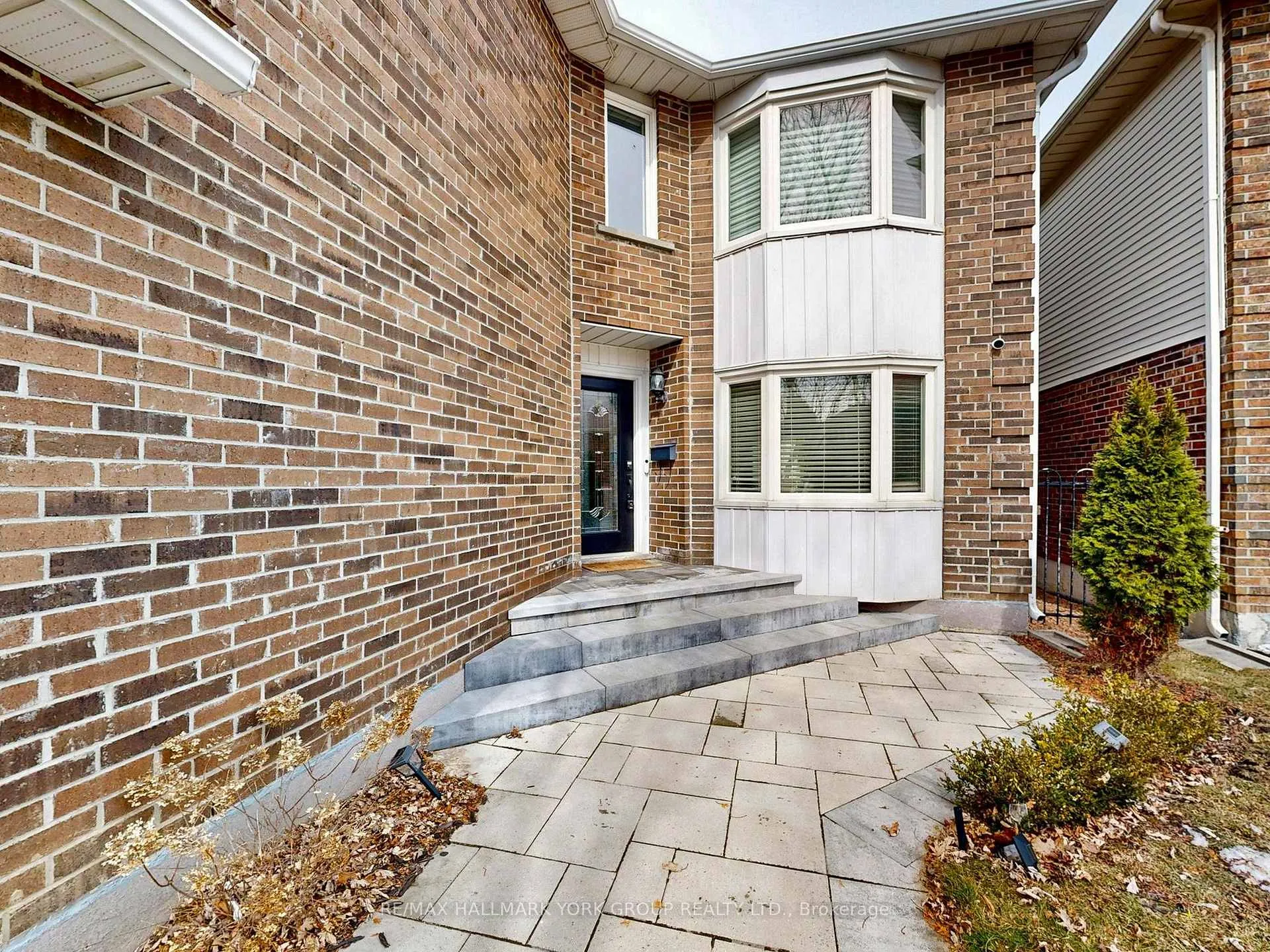 Photo 2 of 42 Buchanan Crescent, Aurora, Aurora Village — HOMEH