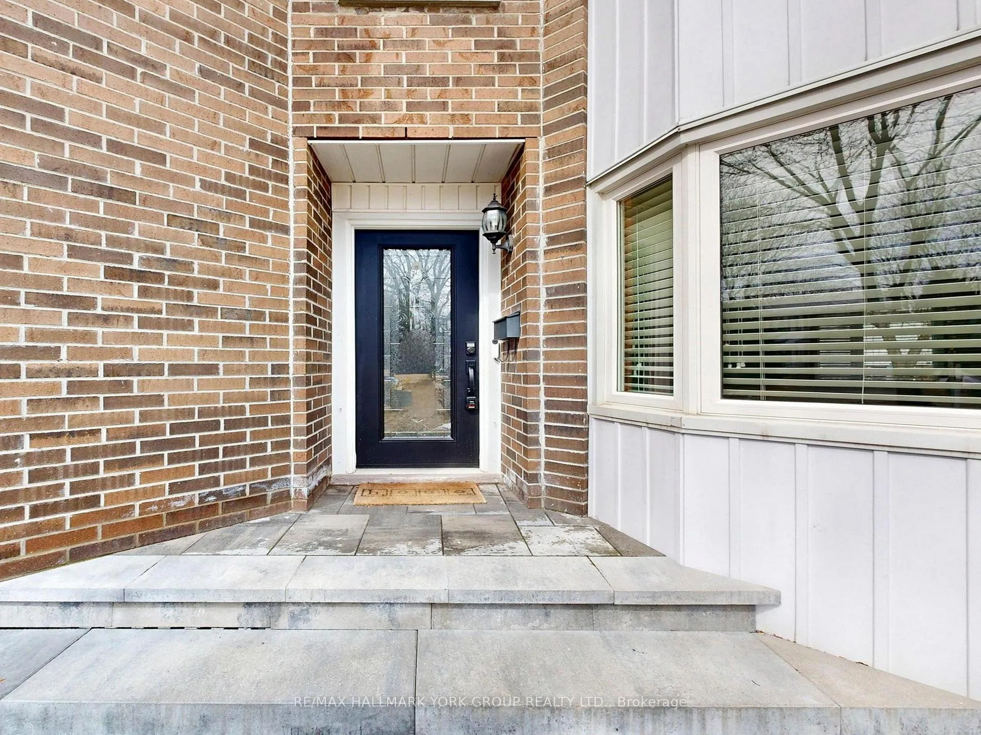 Photo 3 of 42 Buchanan Crescent, Aurora, Aurora Village — HOMEH