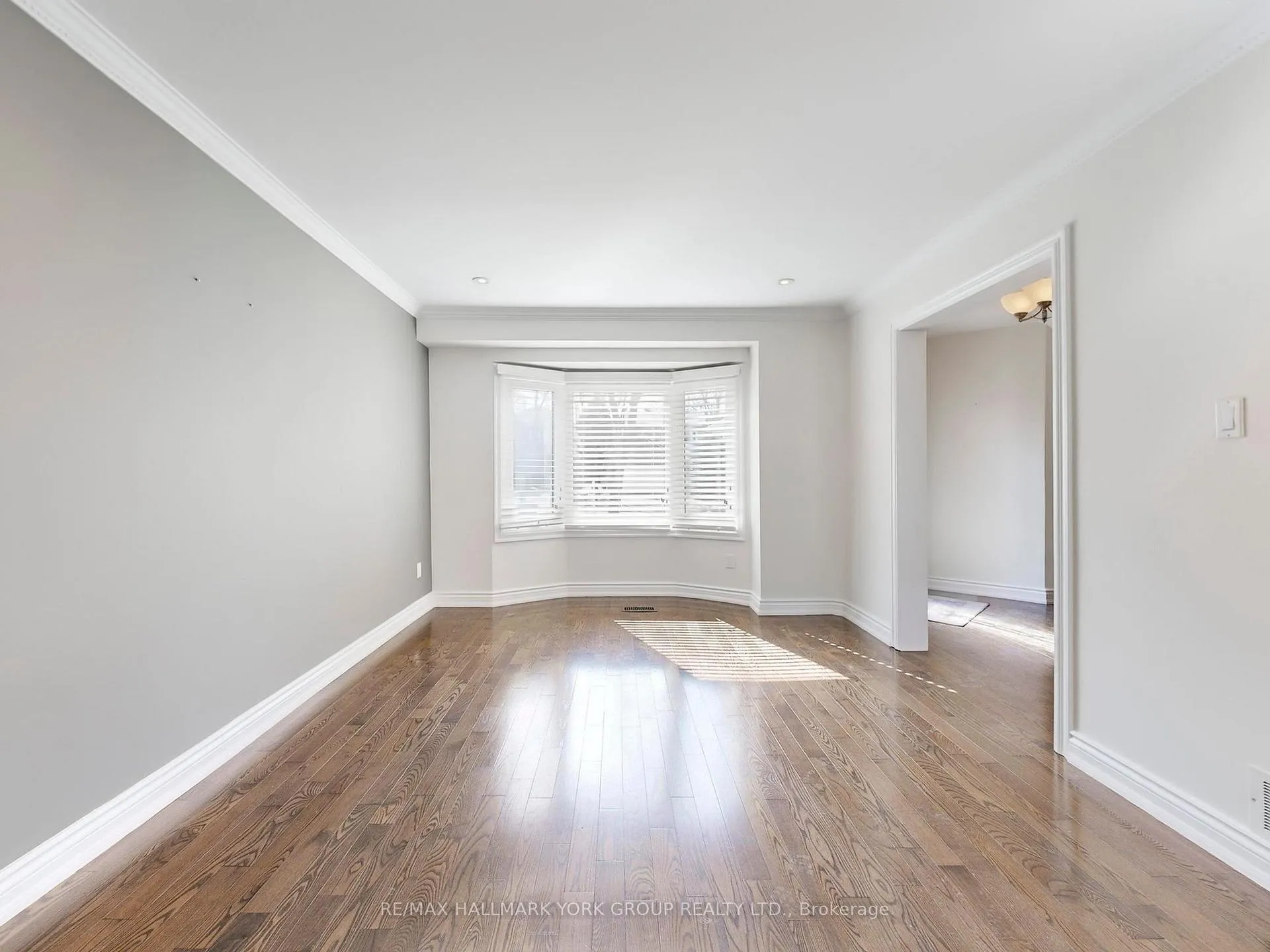 Photo 4 of 42 Buchanan Crescent, Aurora, Aurora Village — HOMEH
