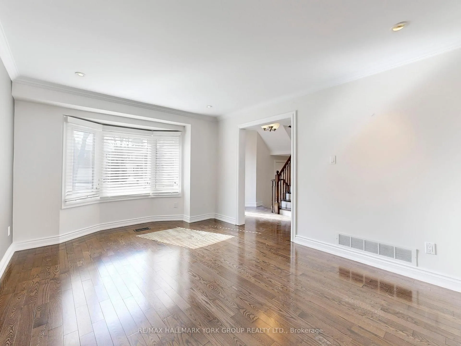 Photo 5 of 42 Buchanan Crescent, Aurora, Aurora Village — HOMEH