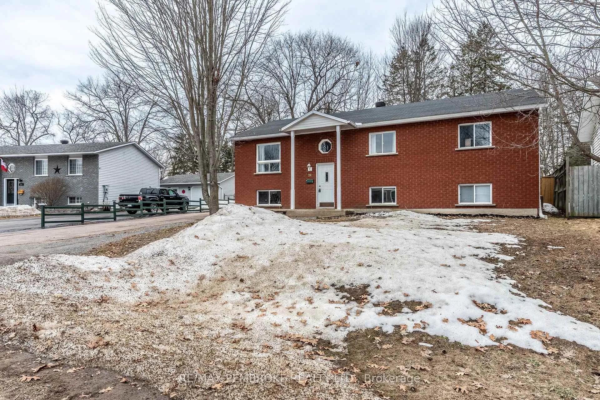 Photo 2 of 24 Earl Street, Petawawa — HOMEH