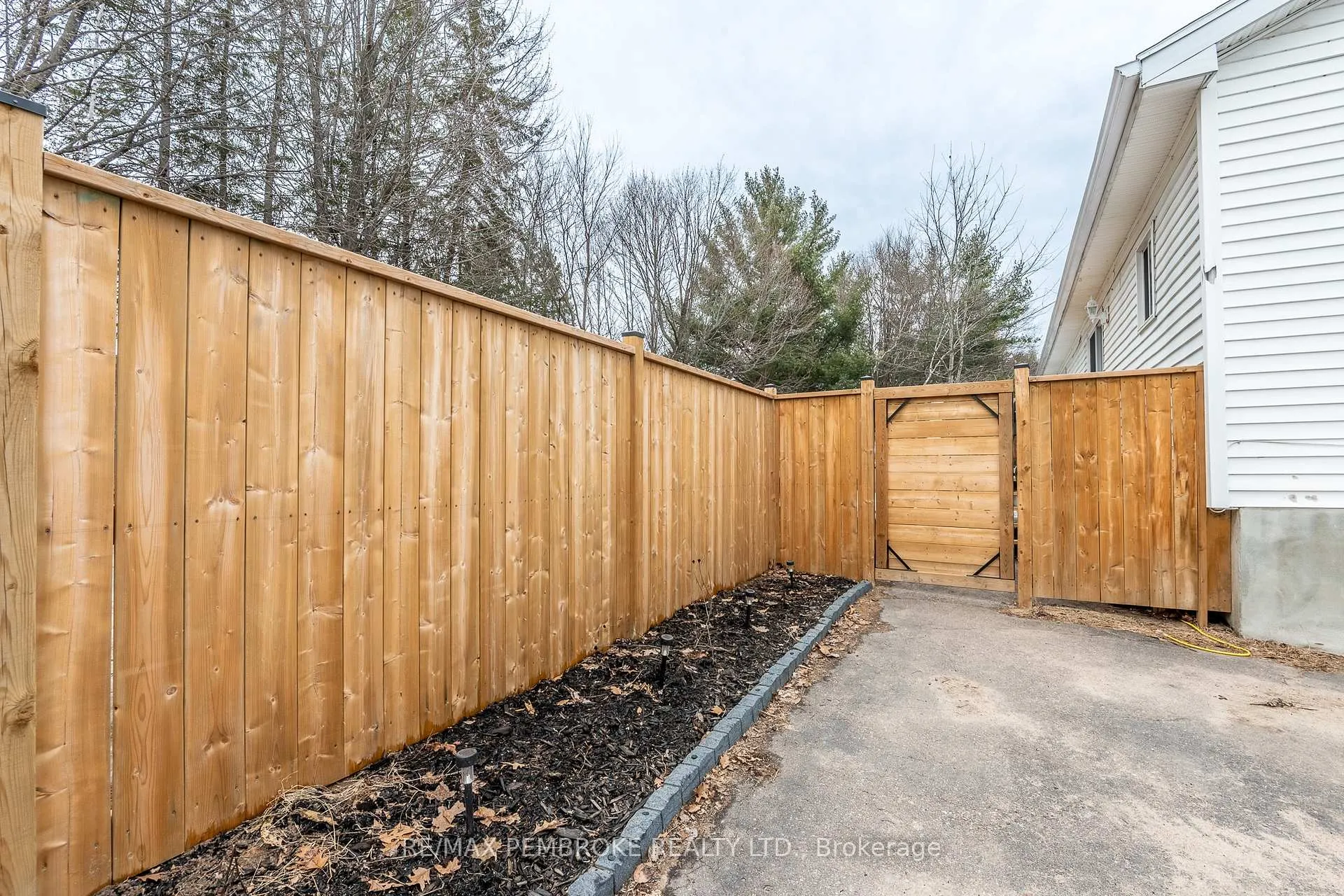 Photo 3 of 24 Earl Street, Petawawa — HOMEH