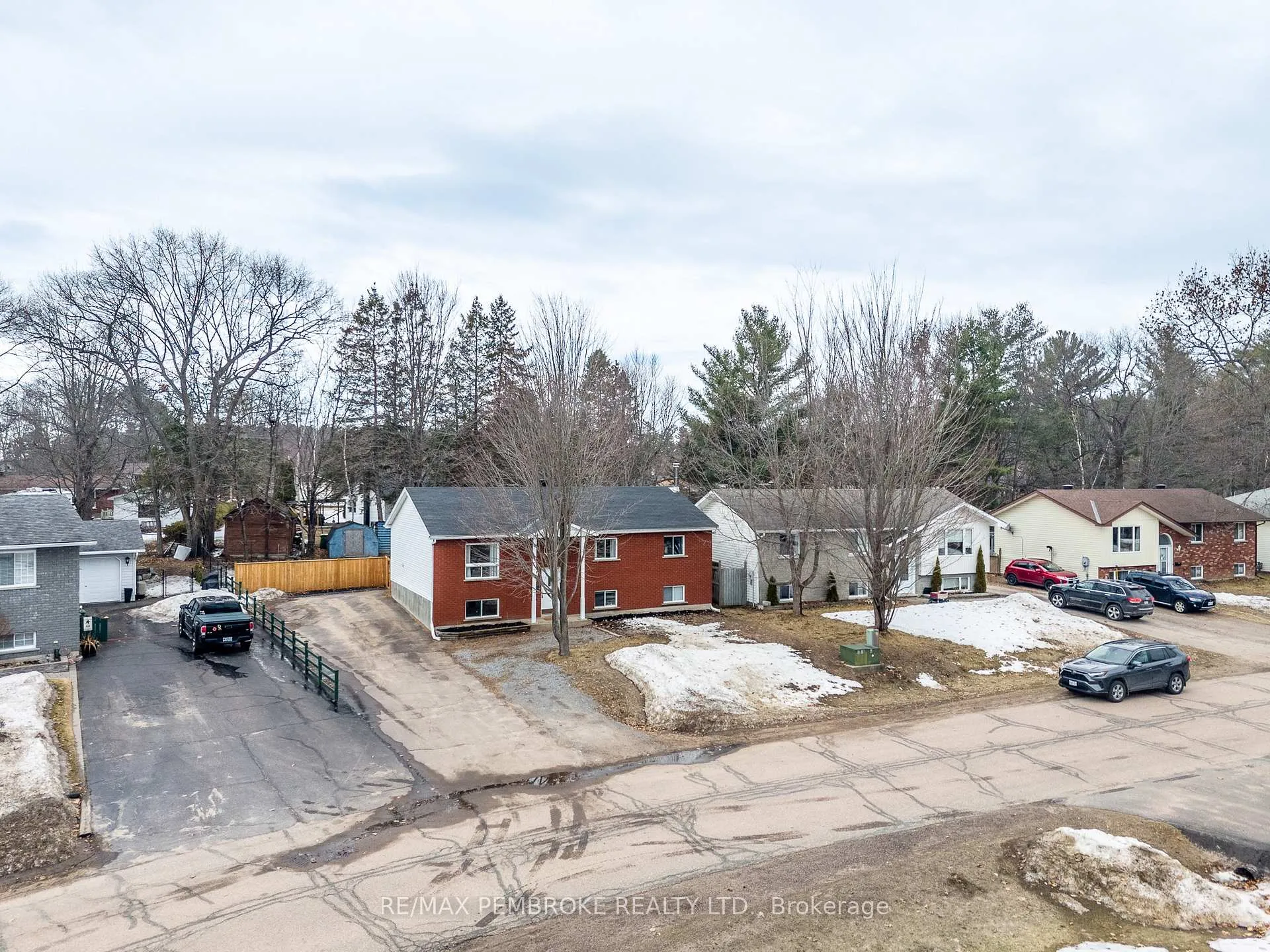Photo 7 of 24 Earl Street, Petawawa — HOMEH