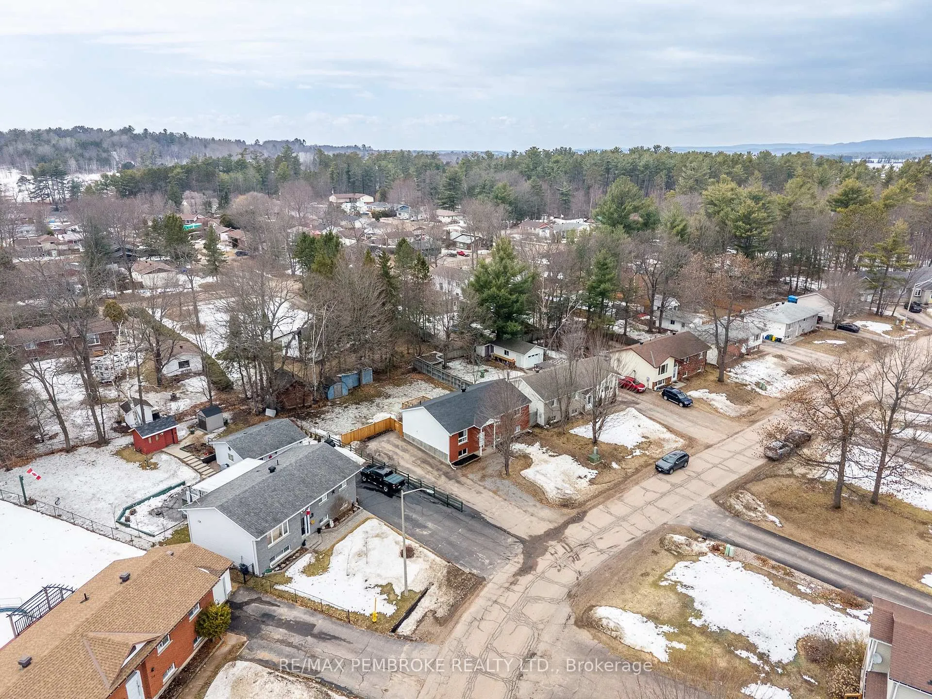 Photo 12 of 24 Earl Street, Petawawa — HOMEH
