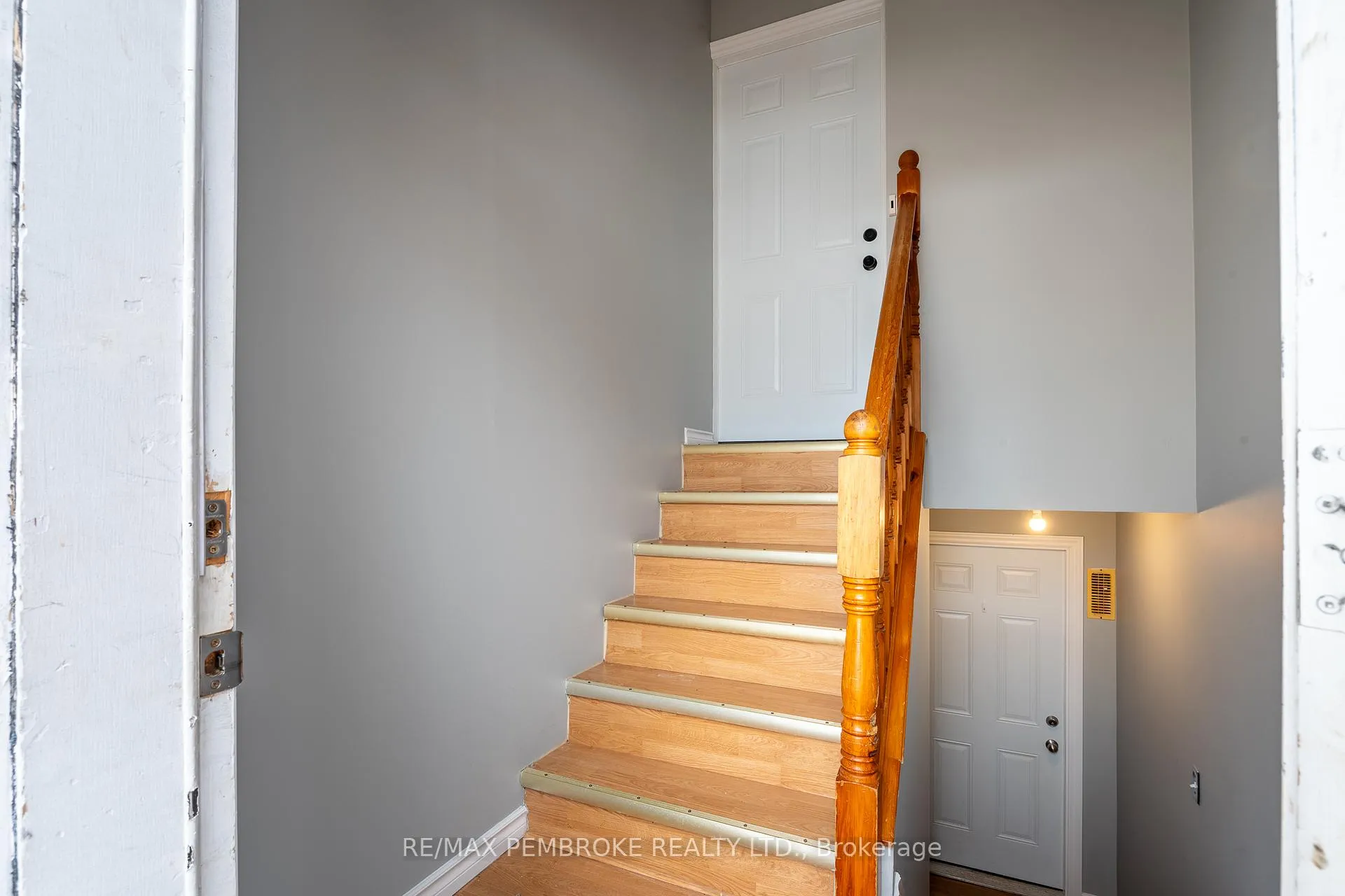 Photo 14 of 24 Earl Street, Petawawa — HOMEH