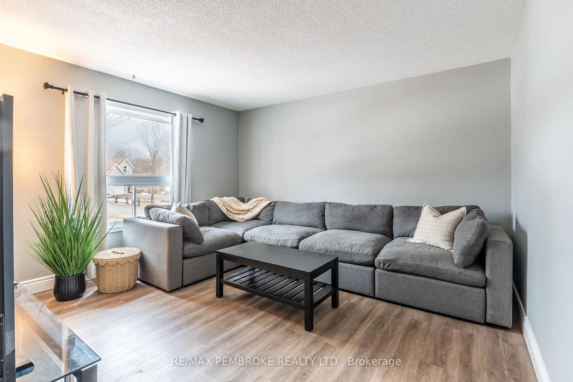 Photo 15 of 24 Earl Street, Petawawa — HOMEH