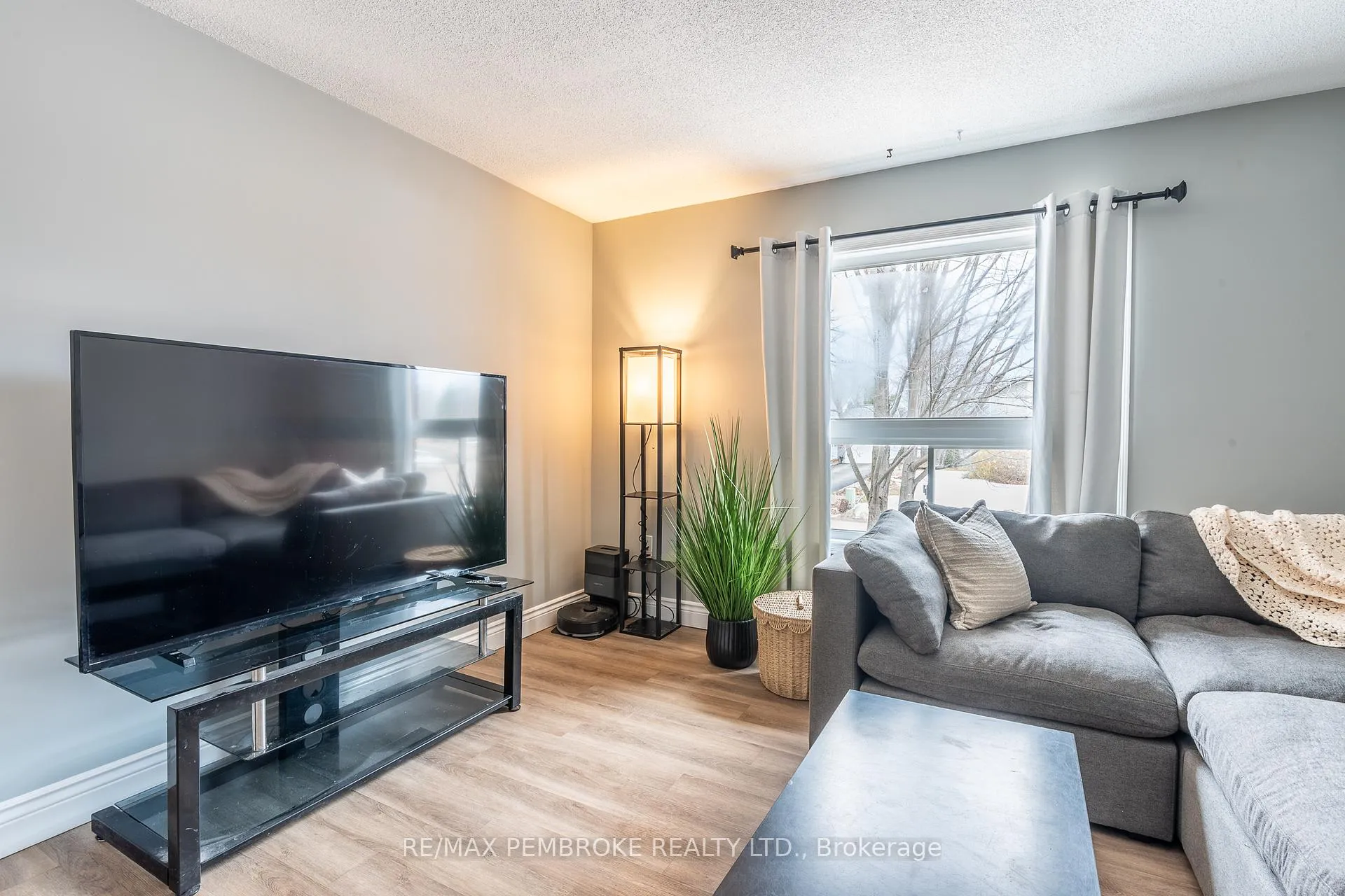 Photo 16 of 24 Earl Street, Petawawa — HOMEH