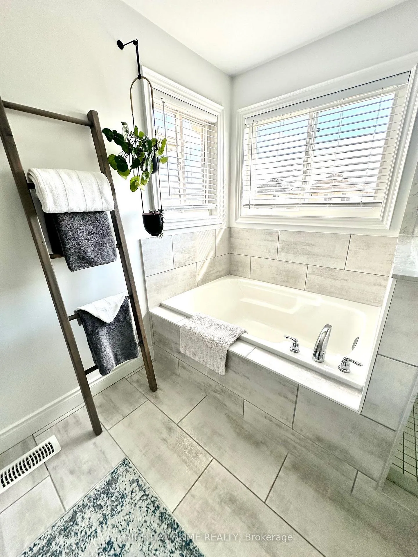 Photo 12 of 1536 Dunedin Crescent, Oshawa, Taunton — HOMEH
